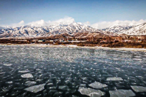«Гаряче озеро» Киргизстану замерзло через екстремальні холоди (ВІДЕО)