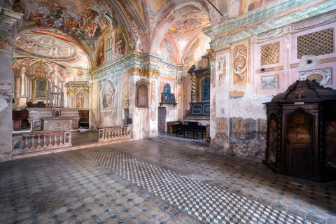 Фотограф потрапляє в нереальні занедбані церкви з приголомшливим мистецтвом. ФОТОрепортаж