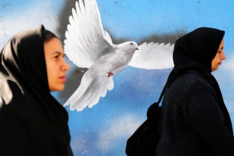 Иранский фармацевт и священнослужитель поспорили из-за хиджаба, власти закрыли ее аптеку