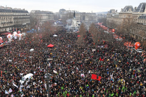 Масові протести охопили Францію (ВІДЕО)