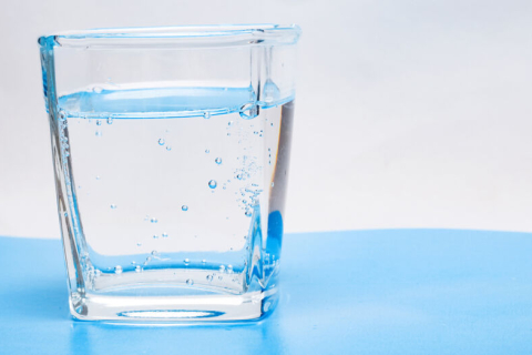 Дорослі, які випивають достатню кількість води, мають здоровіший вигляд і живуть довше