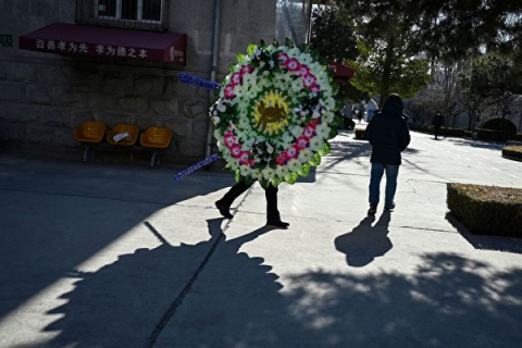 Китай: офіційні дані про рівень смертності від COVID-19 суперечать різкому зростанню попиту на похоронні послуги (ВІДЕО)