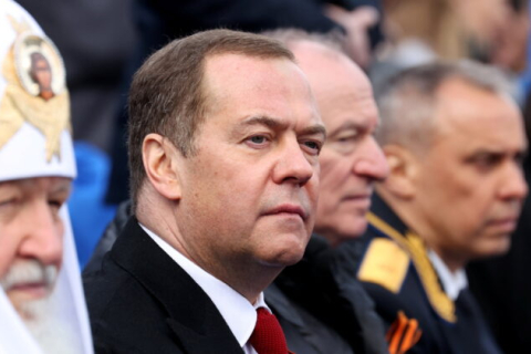 Экс-президент России Медведев призывает премьер-министра Японии "выпотрошить" себя