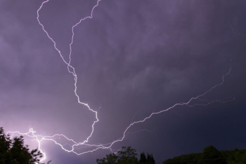 Ученые научились направлять удары молнии с помощью лазеров