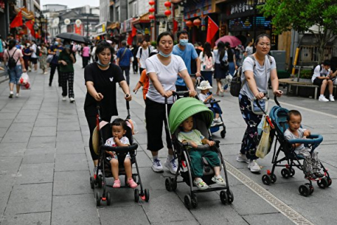 На тлі депопуляції в Китаї влада послаблює вимоги до реєстрації новонароджених