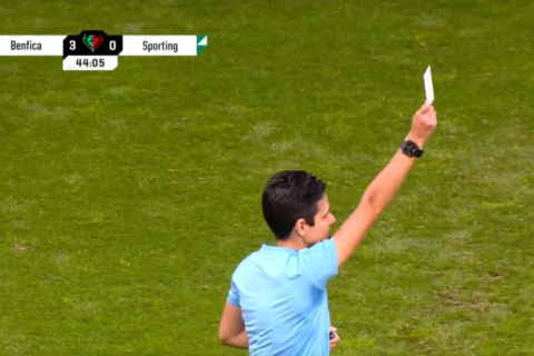 В Португалії вперше в історії футболу суддя показав білу картку (ВІДЕО)