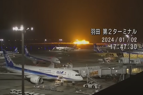 В Японии расследуют столкновение самолета береговой охраны с авиалайнером, забравшее жизни 5 человек