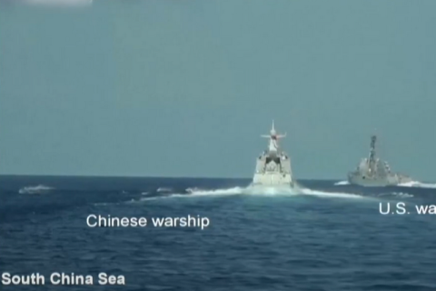 Китай и США проводят конкурирующие военные учения