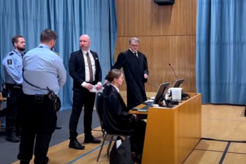Норвежець Брейвік, який убив 77 осіб, подав до суду на державу за порушення своїх прав (ВІДЕО)