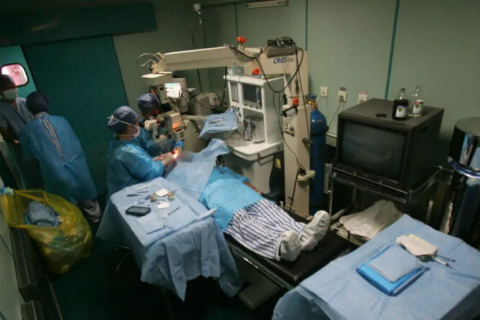 В Китаї лікар офтальмолог вдарив пацієнтку під час операції (ВІДЕО)