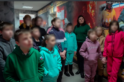 Детей, вывезенных с оккупированных территорий в Беларусь, отправили на тренировку с военными
