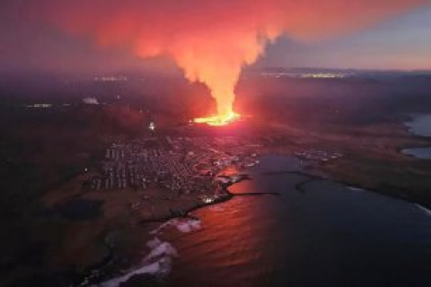 Через виверження вулкана в Ісландії горять будинки в місті Гріндавік (ВІДЕО)