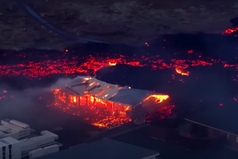Извержение вулкана ослабело после разушения нескольких домов в Исландии
