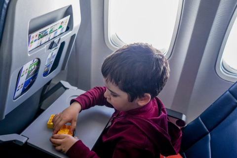 Подорож літаком разом із дитиною: що покласти в ручну поклажу