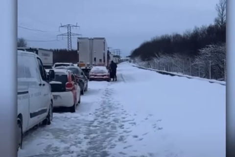 В Швеции люди застряли в 1000 транспортных средствах в снегу