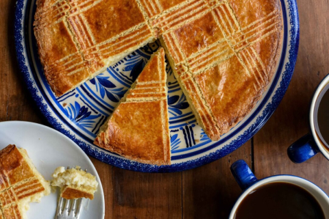 Попробуйте уникальный десерт из Страны Басков, который сочетает в себе ромовый крем и начинку с пряностями