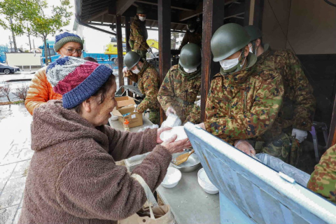 90-річну японку, яка після землетрусу провела 5 днів під завалами, доправили до лікарні (ВІДЕО)