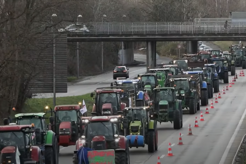 Французькі фермери блокують автомагістралі навколо Парижа, оскільки протести сягають столиці (ВІДЕО)