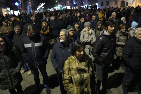 Протестующие собираются у здания высшего суда Сербии, требуя отмены спорных выборов