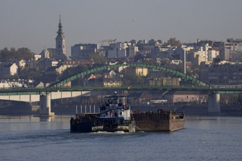 Корабль с удобрениями затонул в Дунае в Сербии, вызывая опасения экологов