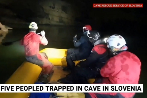 Пять человек, которые оказались в ловушке в пещере в Словении после сильных дождей спасены