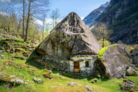 Это село похоже на Шир Толкина, которому, как считают, 5 000 лет — и люди до сих пор живут здесь без электричества
