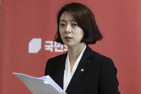 Подростка, напавшего с камнем на члена партии в Южной Корее, отправили в психиатрическую клинику