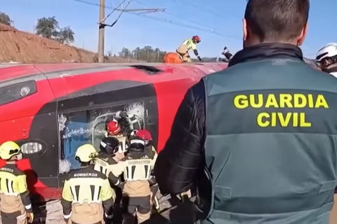 Слідчі виявили зламаний стик на місці аварії поїзда в Іспанії, повідомляє джерело (ВІДЕО)