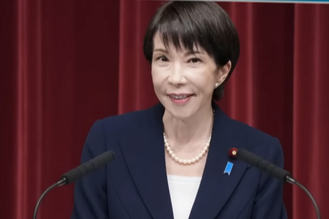 Премьер-министр Японии добивается проведения досрочных выборов на фоне опасений, связанных с экономическими проблемами и ростом угроз Китаю