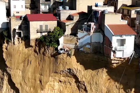 Шторм спричинив масштабний зсув ґрунту на Сицилії, влада оголосила надзвичайний стан (ВІДЕО)