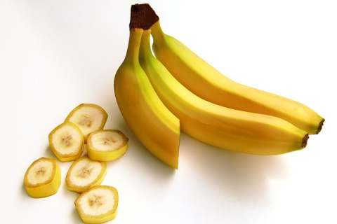 Банани — простий засіб від прищів, бородавок та сухості шкіри