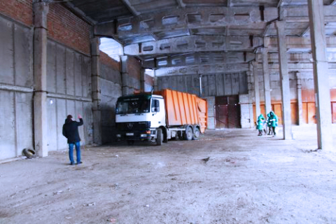 Во Львовской области рабочие вручную сортируют вторсырьё