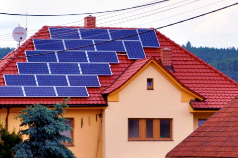 Чому все більше українців встановлюють сонячні електростанції?