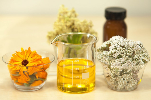 Трав'яні олії — природні ліки від проблем шкіри