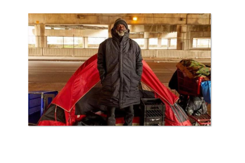 В Детройті (США) створють особливі пальта для безпритульних, які перетворюються на рюкзак і спальний мішок (ВІДЕО)