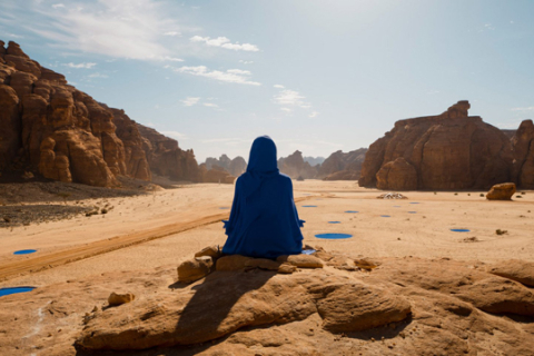 Выставка лэнд-арта среди песков и скал в Саудовской Аравии