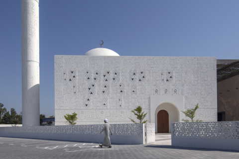   Мінімалістичну мечеть із цитатами Корану побудували в Дубаї. ФОТОрепортаж