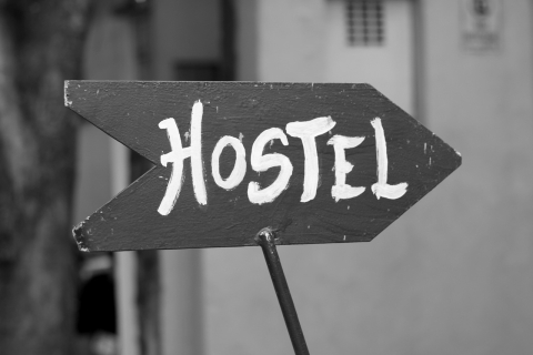 Какие преимущества имеет хостел перед обычным отелем?