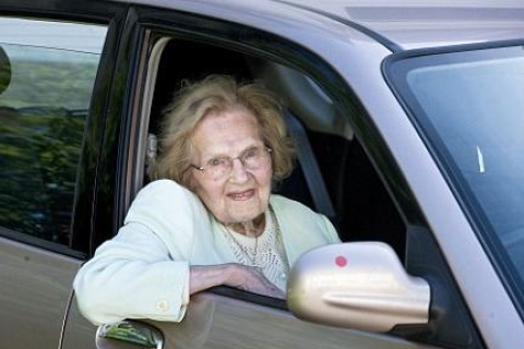 Британская бабушка в свои 100 лет продолжает работать волонтёром (ВИДЕО)