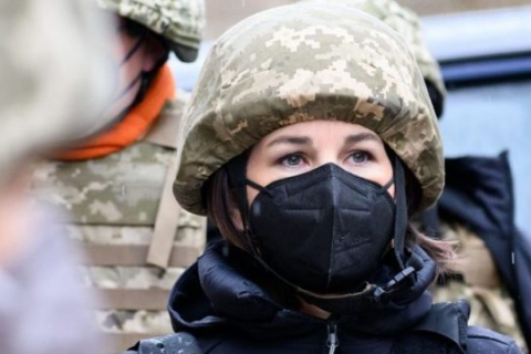 Східна Україна: Бербок у касці та бронежилеті на передовій