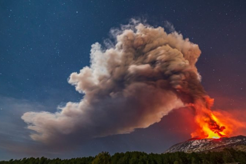 Вулкан Этна на Сицилии снова извергается