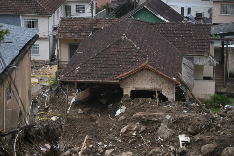 Число жертв оползней и паводков в Бразилии превысило 180 человек
