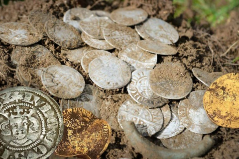 Средневековые монеты стоимостью 150 000 фунтов стерлингов, найденные любителями, объявлены сокровищем