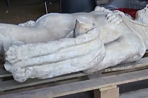 Статую імператора знайшли під час ремонту каналізації в Римі (ВІДЕО)