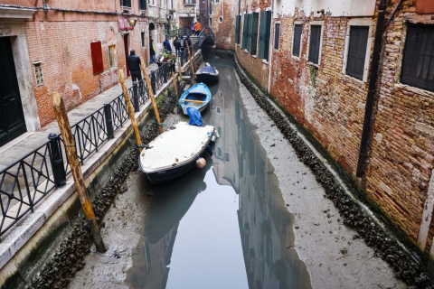 Посуха призвела до пересихання каналів Венеції (ВІДЕО)