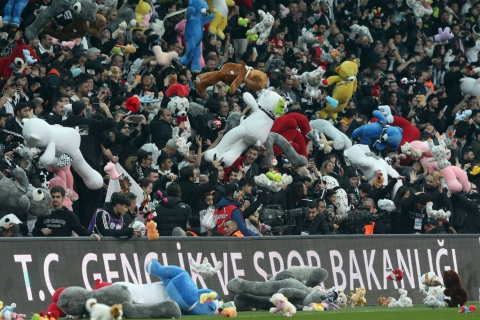Турецкие болельщики бросили тысячи мягких игрушек на футбольное поле для детей, пострадавших от землетрясения