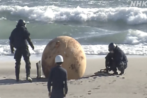 Японию сбил с толку железный шар, выброшенный на берег