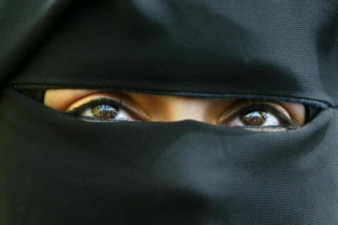 В Ірані студенток змушують відвідувати заняття з носіння хіджабу (ВІДЕО)