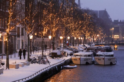 Амстердам запретит продажу каннабиса на улице в квартале красных фонарей