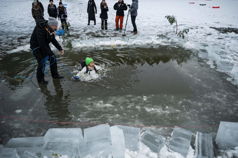 У Швеції школярі пірнають у крижану воду, щоб навчитися виживати